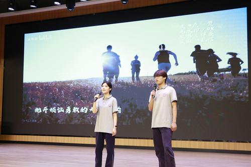 4学生代表领唱
