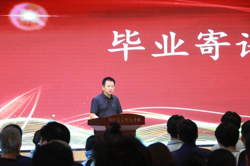 5校党委书记周卫红为毕业生送上暖心祝福