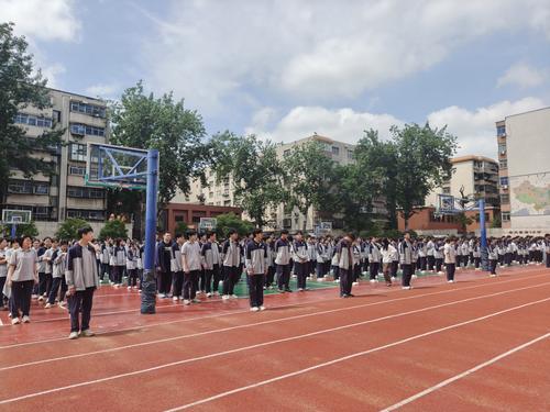 学生们迅速集结