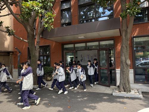 学生有序撤离