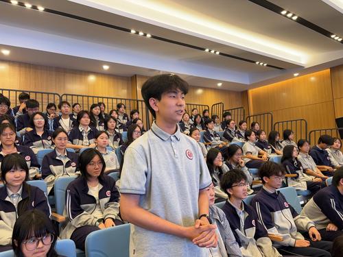 3学生们积极互动