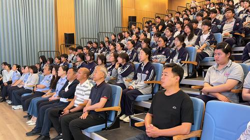 师生共同聆听禁毒宣讲