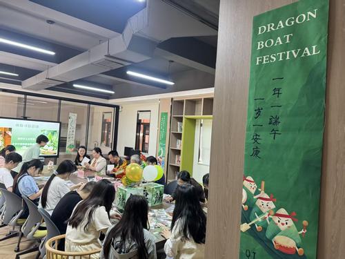 4教师们制作艾草龙舟端午手工作品