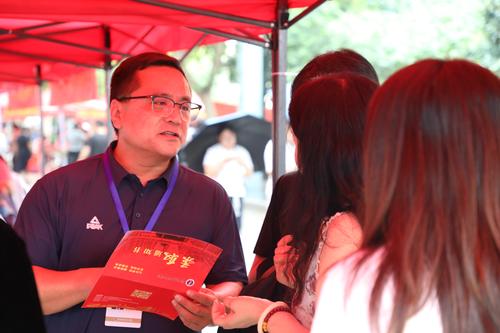 3班主任耐心解答问题