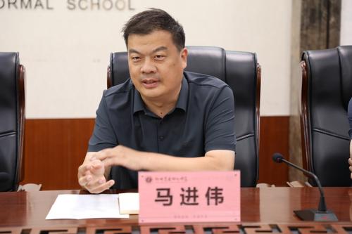 3学校党委副书记、校长马进伟寄语年轻教师