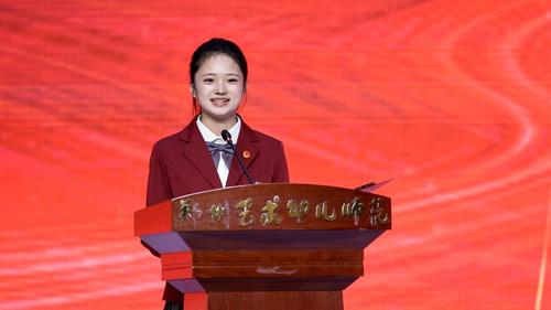 3.学生代表朱炎娇真挚抒发感恩之情