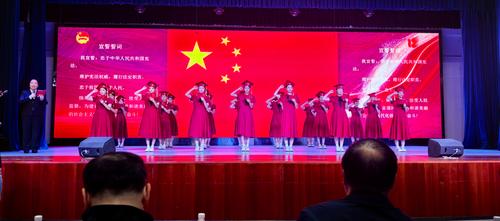 4.校团委书记刘婷带领大家庄严宣誓