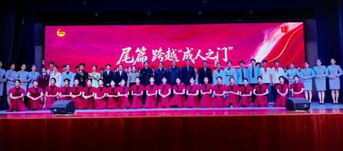 5.校领导与演职人员合影留念
