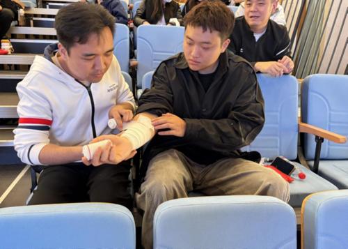 4.参训教师分组练习创伤包扎