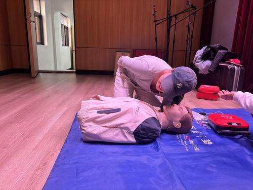 5.教师们进行心肺复苏实操考核