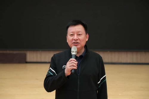 2党委书记周卫红宣布运动会开幕