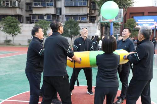 4同心协力，共赴欢乐赛场
