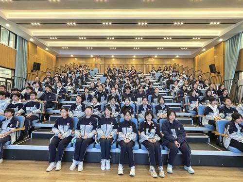 3.学生认真聆听讲座