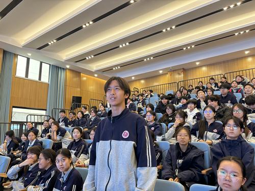 4.学生积极参与讲座互动